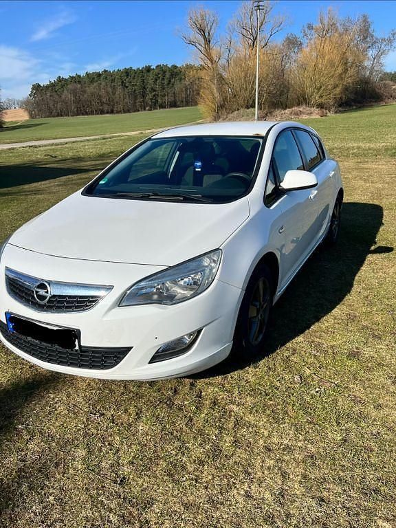 Gebraucht Opel Astra Color Edition 140 PS (102 kW) 2012 Weiß Limousine