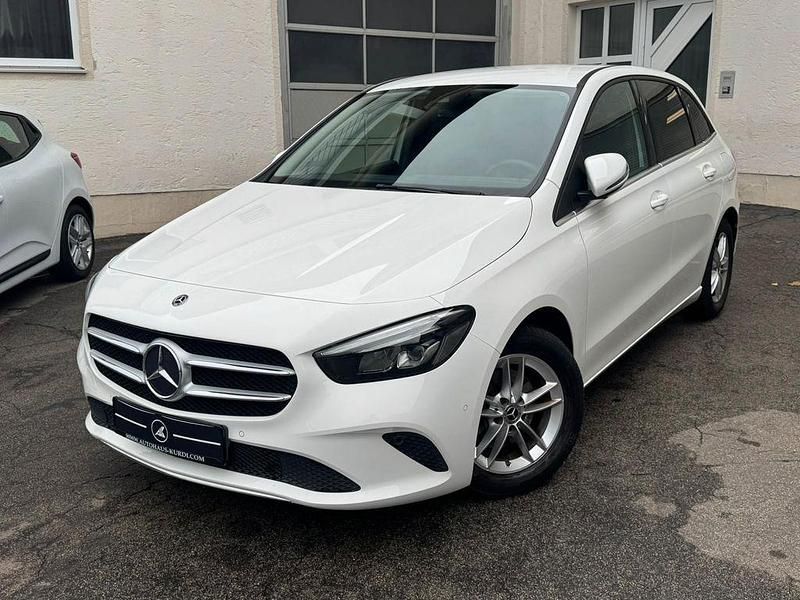 Weiß Gebraucht 2019 Mercedes B180 Style Van / Kleinbus | 19.490 € (Guter Preis) - Bild 1/4