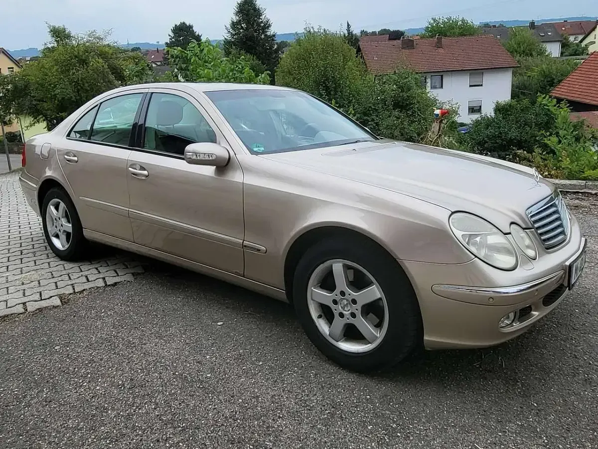 Gebraucht Mercedes E200 Avantgarde 163 PS (119 kW) 2003 Gold Limousine