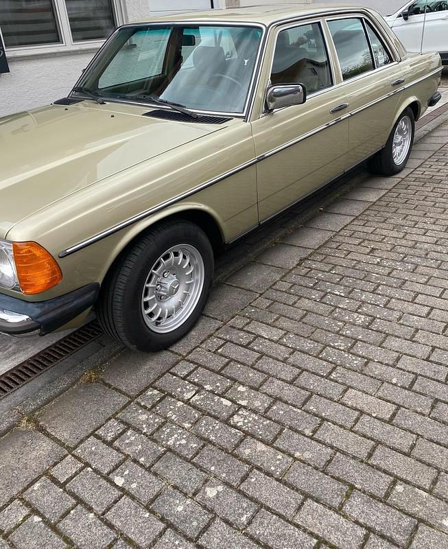Gebraucht Mercedes 230 100 PS (73 kW) 1982 Grün Limousine