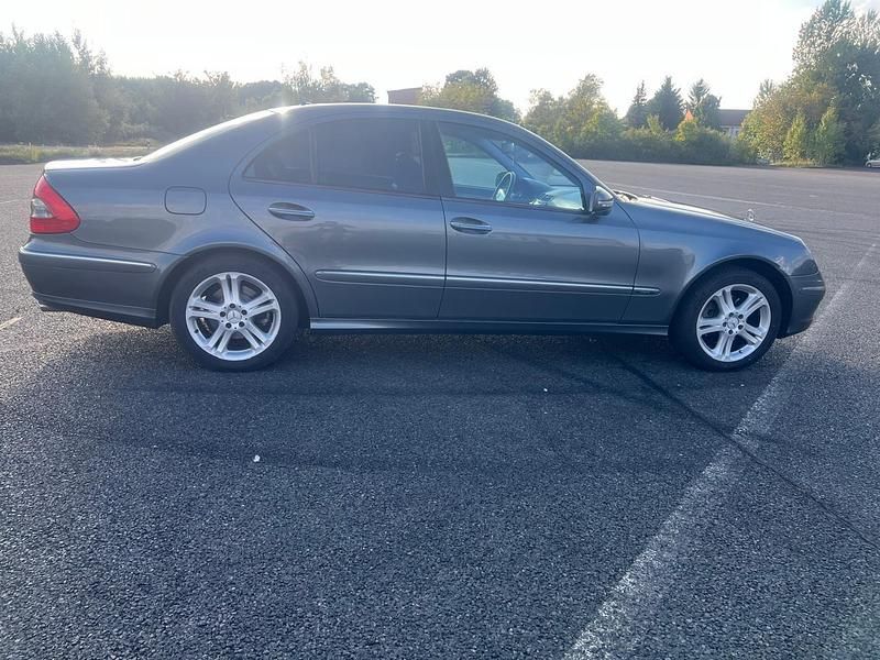 Gebraucht Mercedes E280 200 PS (147 kW) 2009 Silber Limousine