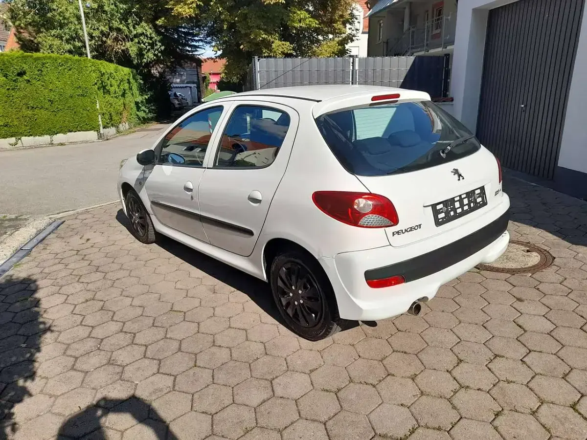 Gebraucht Peugeot 206+ 75 PS (55 kW) 2010 Weiß Kleinwagen