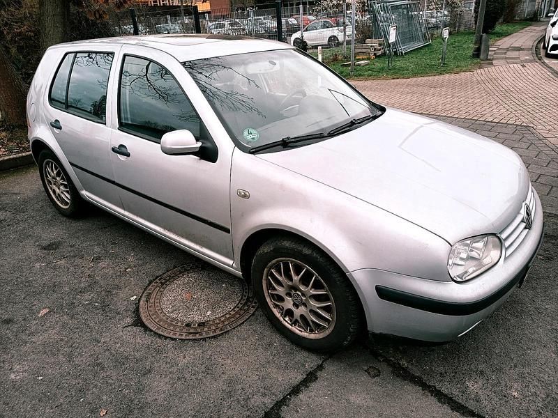 Silber Gebraucht 2002 VW Golf IV Kleinwagen | 2.200 € (Fairer Preis) - Bild 1/4