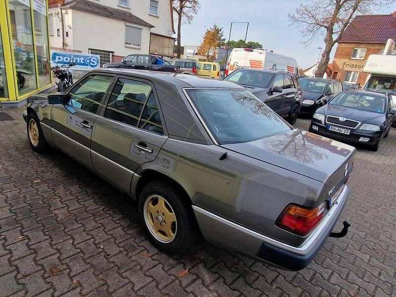 Gebraucht Mercedes E200 118 PS (86 kW) 1991 Braun Limousine