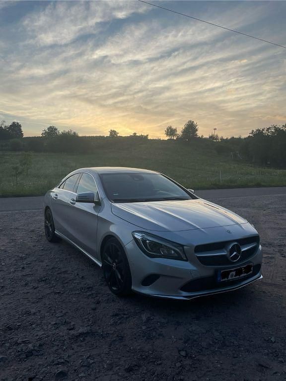 Silber Gebraucht 2017 Mercedes CLA180 Urban Limousine | 17.500 € (Fairer Preis) - Bild 1/4