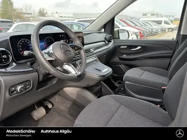 Gebraucht Mercedes V220 163 PS (119 kW) 2024 Gold Van / Kleinbus