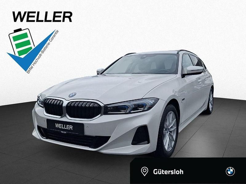 Mineralweiß (weiß) Gebraucht 2023 BMW 330e Comfort Edition Kombi | 37.390 € (Fairer Preis) - Bild 1/4