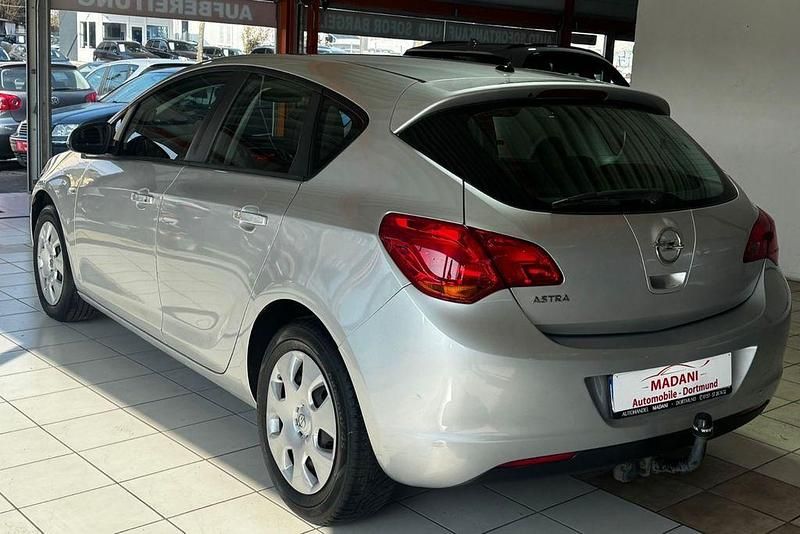 Gebraucht Opel Astra Edition 101 PS (74 kW) 2010 Silber Limousine