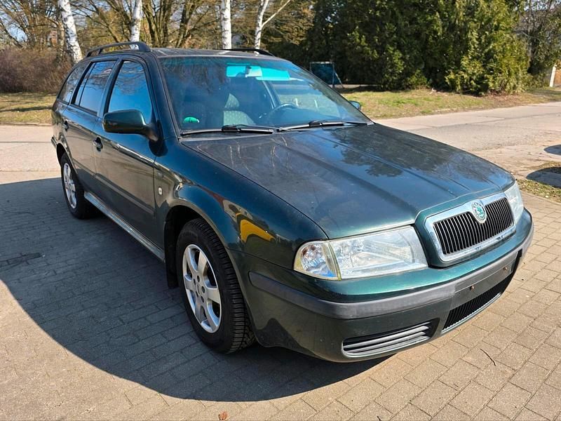 Grün Gebraucht 2002 Skoda Octavia Kombi | 1.600 € (Superpreis) - Bild 1/4