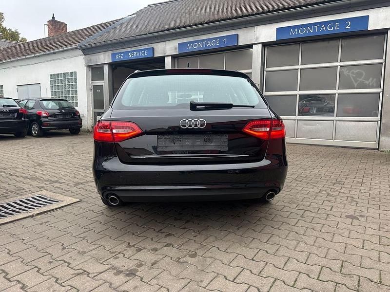 Używany Audi A4 Ambiente 204 KM (150 kW) 2013 Czarny Kombi