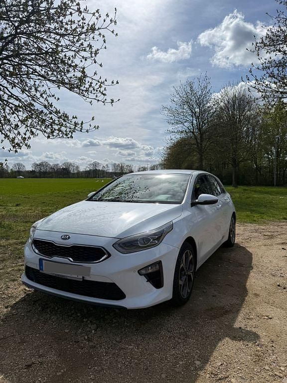 Gebraucht Kia Ceed Spirit 140 PS (102 kW) 2021 Weiß Kleinwagen