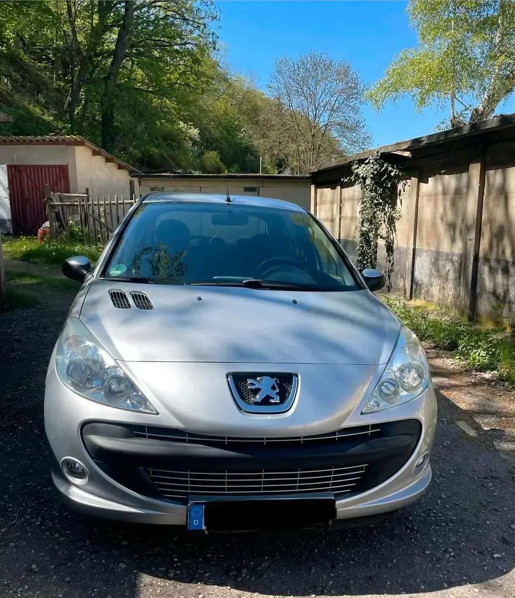 Gebraucht Peugeot 206+ 73 PS (53 kW) 2012 Silber Kleinwagen