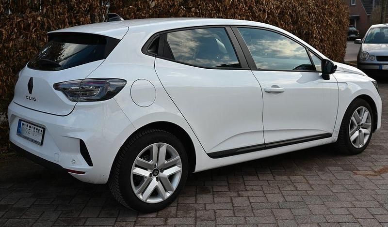 Gebraucht Renault Clio V Evolution 67 PS (49 kW) 2023 Weiß Kleinwagen