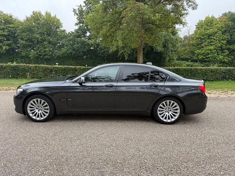 Gebraucht BMW 750 Sport Line 408 PS (300 kW) 2009 Grau Limousine