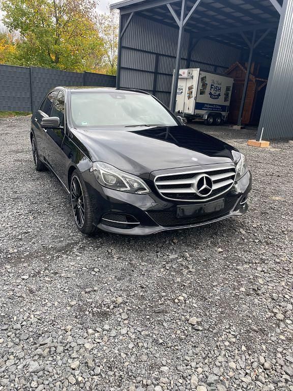 Schwarz Gebraucht 2013 Mercedes E220 Edition Limousine | 12.100 € (Guter Preis) - Bild 1/4