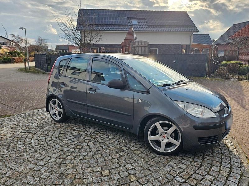 Gebraucht Mitsubishi Colt 95 PS (69 kW) 2006 Silber Van / Kleinbus