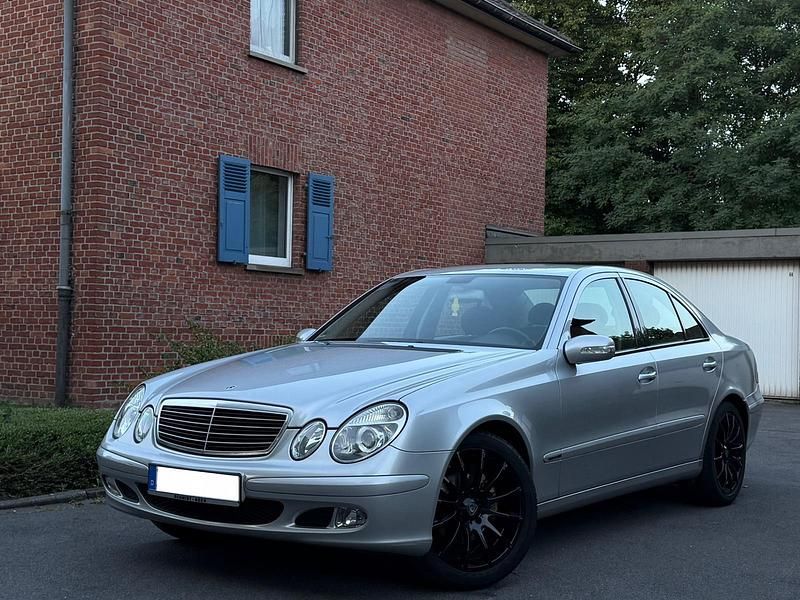 Silber Gebraucht 2002 Mercedes E220 Limousine | 3.000 € (Guter Preis) - Bild 1/4