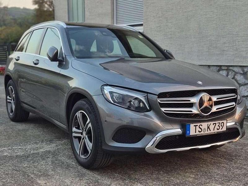 Grau Gebraucht 2016 Mercedes GLC250 AMG line SUV | 23.999 € (Teuer) - Bild 1/4