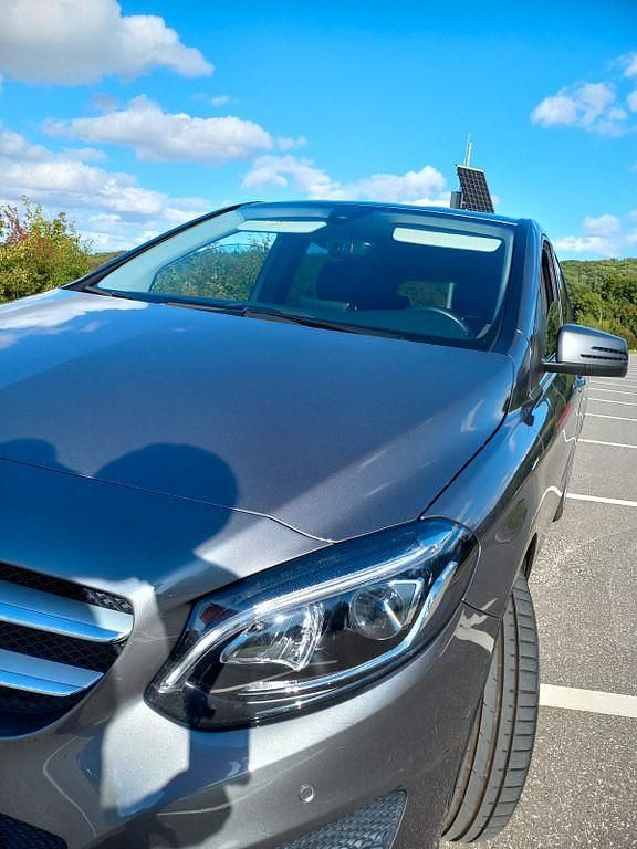 Grau Gebraucht 2015 Mercedes B200 Urban Van / Kleinbus | 18.450 € (Fairer Preis) - Bild 1/4