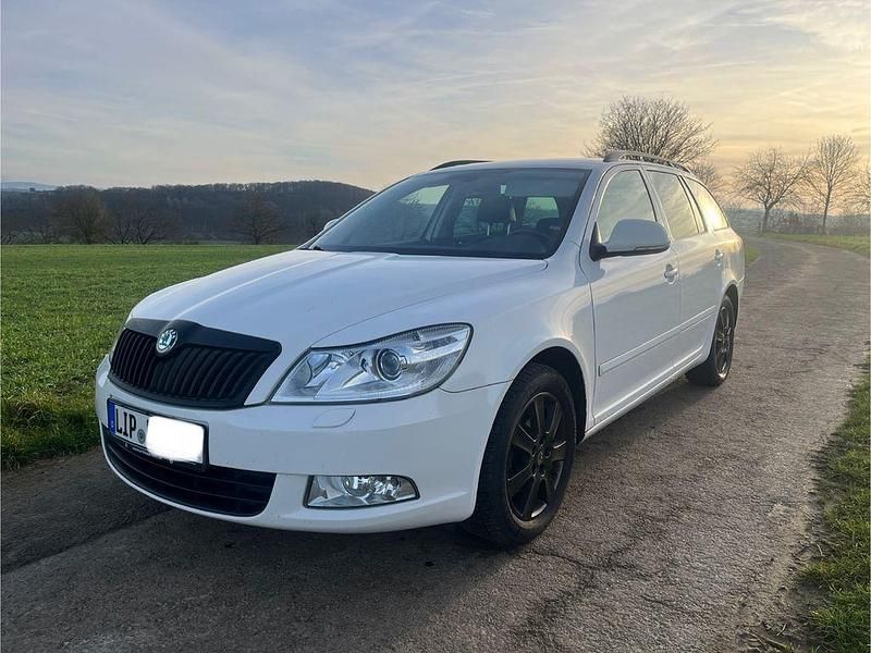 Weiß Gebraucht 2011 Skoda Octavia Elegance Kombi | 3.900 € (Superpreis) - Bild 1/4