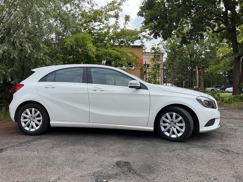 Gebraucht Mercedes A180 122 PS (89 kW) 2014 Weiß Limousine