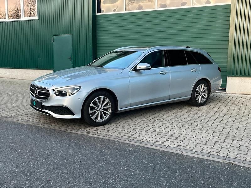 Silber Gebraucht 2021 Mercedes E220 Kombi | 19.885 € (Superpreis) - Bild 1/4