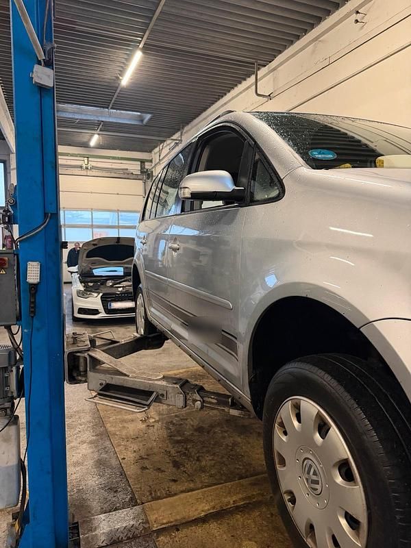 Gebraucht VW Touran 109 PS (80 kW) 2008 Silber Van / Kleinbus