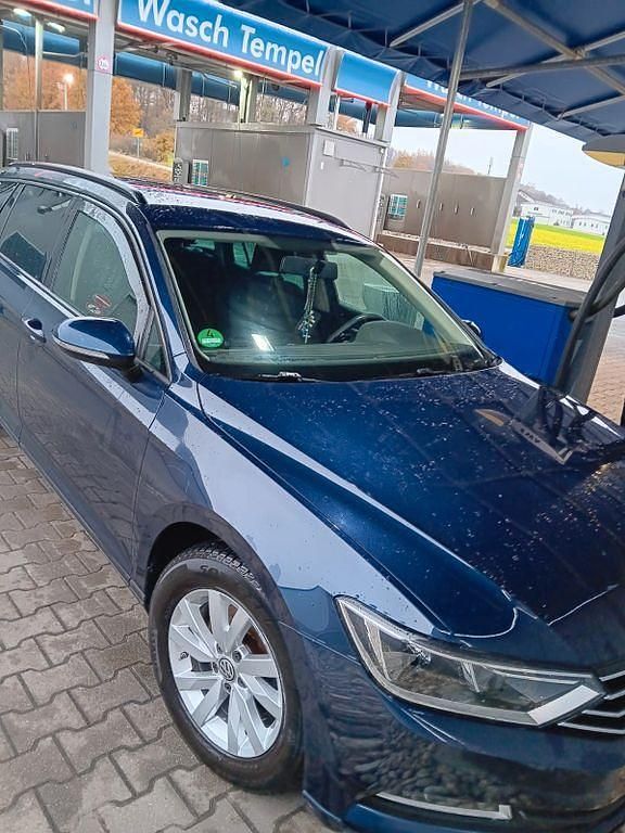 Blau Gebraucht 2016 VW Passat Trendline Limousine | 7.999 € - Bild 1/4