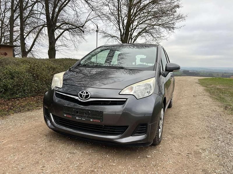 Gebraucht Toyota Verso-S 90 PS (66 kW) 2011 Grau Van / Kleinbus