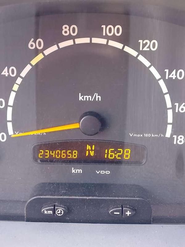 Gebraucht Mercedes Sprinter 129 PS (94 kW) 2001 Rot Van