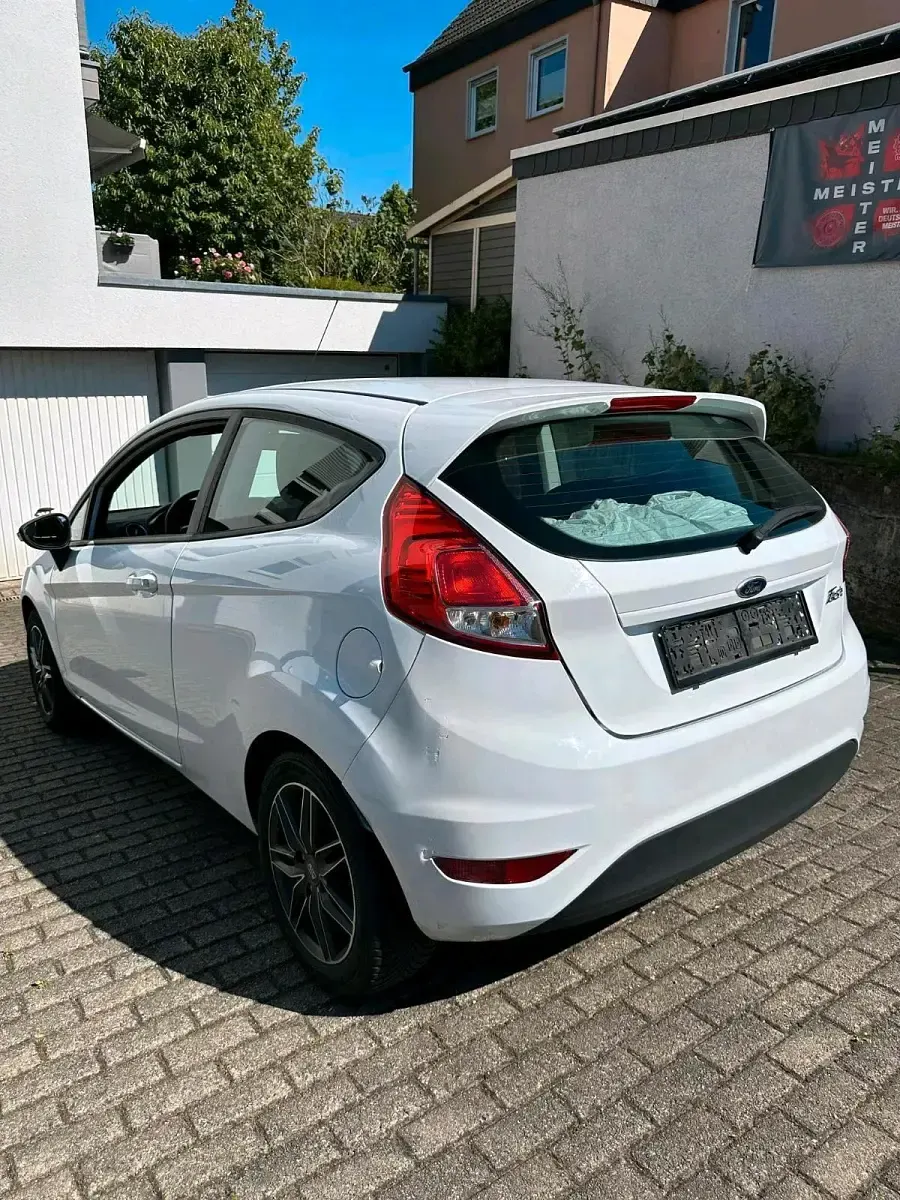 Gebraucht Ford Fiesta 59 PS (43 kW) 2012 Weiß Kleinwagen