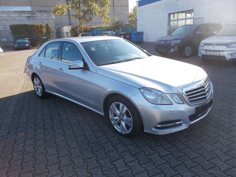 Iridiumsilber metalliclack (metallic) Gebraucht 2013 Mercedes E200 Avantgarde Limousine | 15.400 € (Fairer Preis) - Bild 1/4