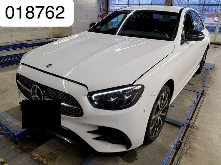 Polarweiss Gebraucht 2022 Mercedes E300 AMG Limousine | 38.450 € (Fairer Preis) - Bild 1/4