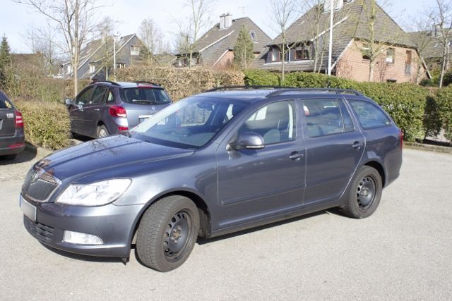 Grau metallic Gebraucht 2009 Skoda Octavia Elegance Kombi | 10.950 € - Bild 1/4