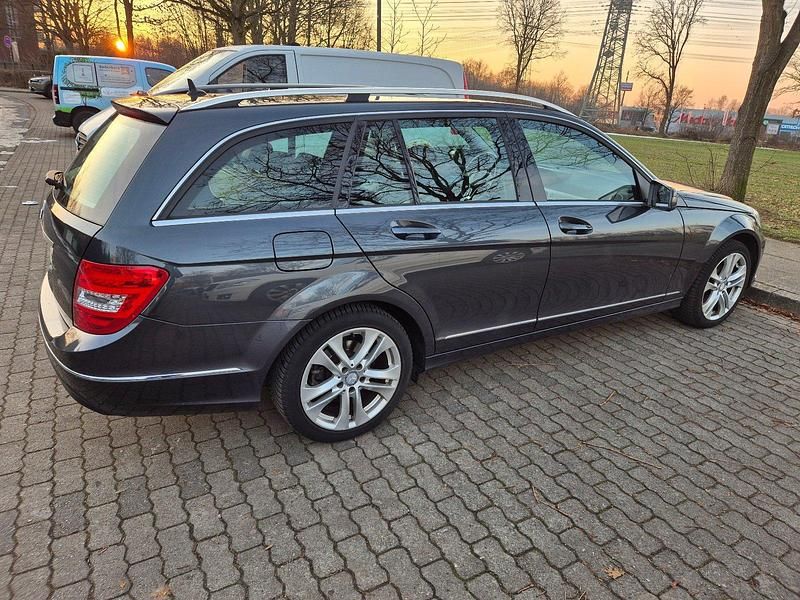 Gebraucht Mercedes C180 Avantgarde 156 PS (114 kW) 2013 Blau Kombi