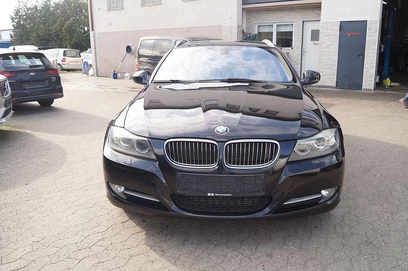 Gebraucht BMW 320 Exclusive 184 PS (135 kW) 2011 Schwarz Kombi