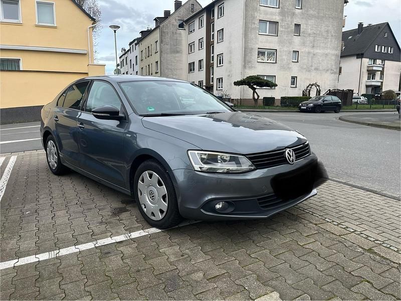 Gebraucht VW Jetta 105 PS (77 kW) 2013 Grau Limousine