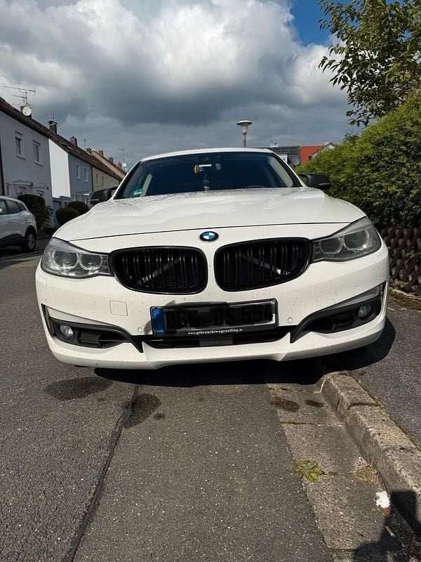 Weiß Gebraucht 2016 BMW 330 Advantage Limousine | 13.000 € (Fairer Preis) - Bild 1/4