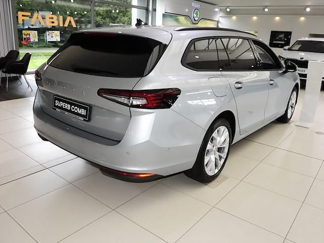 Gebraucht Skoda Superb Selection 150 PS (110 kW) 2024 Pebble silber metallic Kombi