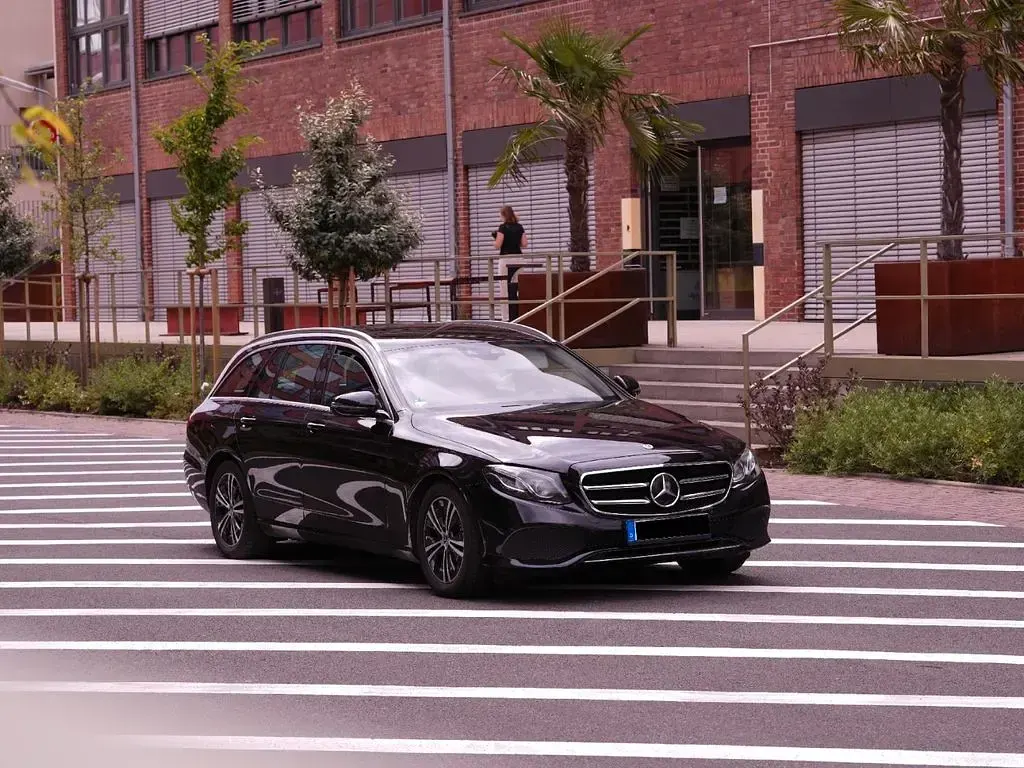 Gebraucht Mercedes E300 Avantgarde 245 PS (180 kW) 2020 Schwarz Limousine