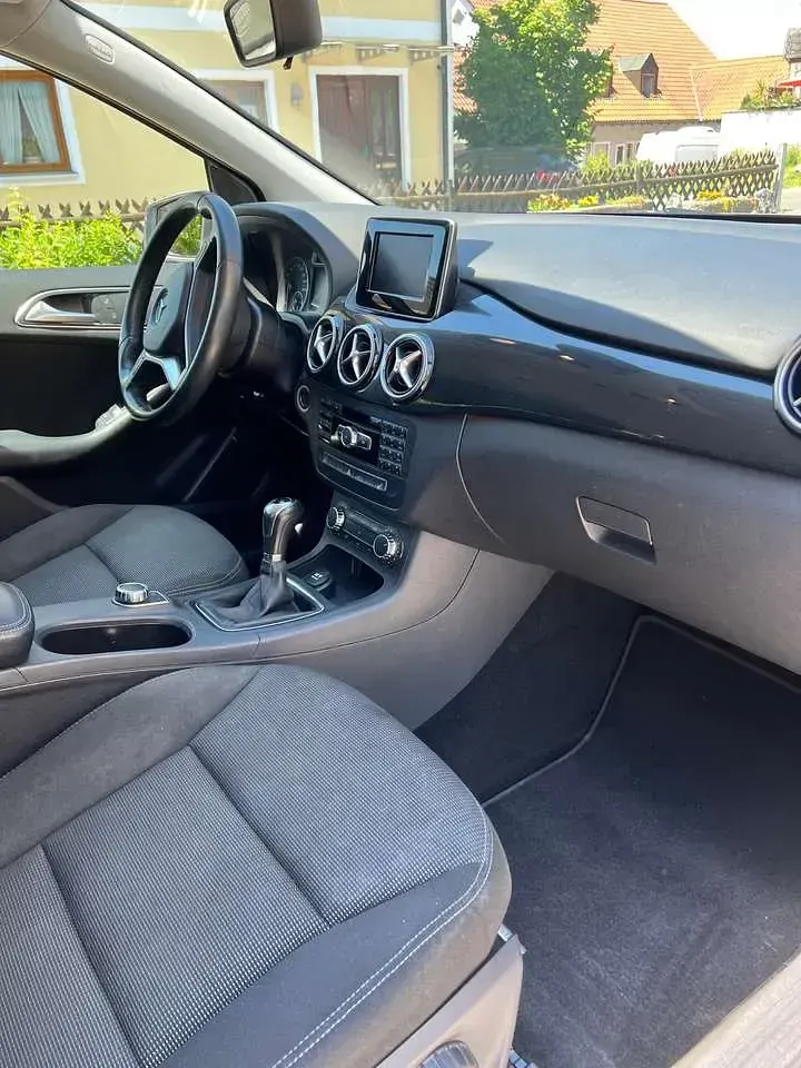 Gebraucht Mercedes 180 122 PS (89 kW) 2012 Grau Limousine