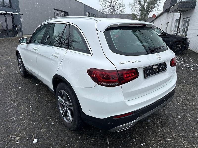 Gebraucht Mercedes GLC300e 306 PS (225 kW) 2021 Weiß SUV