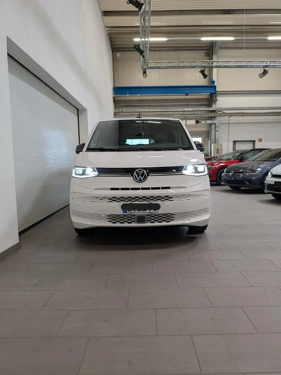 Gebraucht VW Multivan 217 PS (159 kW) 2022 Weiß Van / Kleinbus
