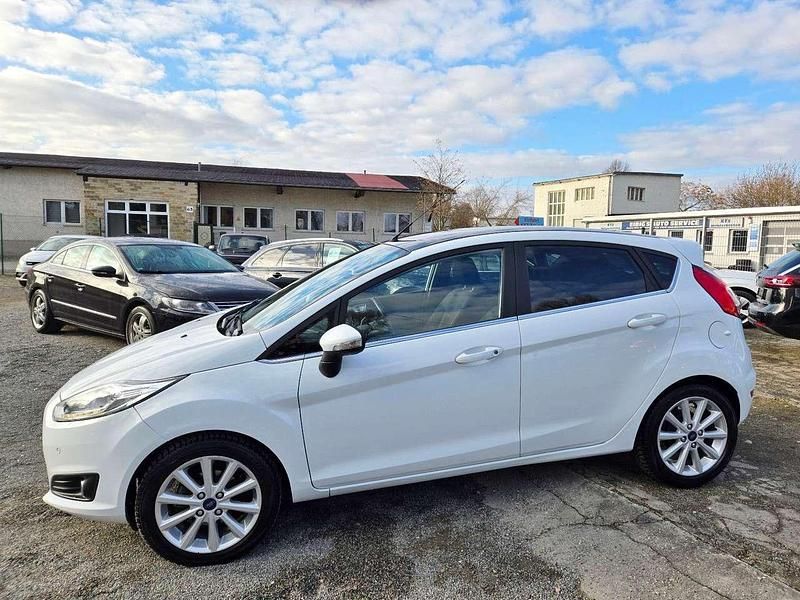 Gebraucht Ford Fiesta Titanium 101 PS (74 kW) 2016 Weiß Kleinwagen