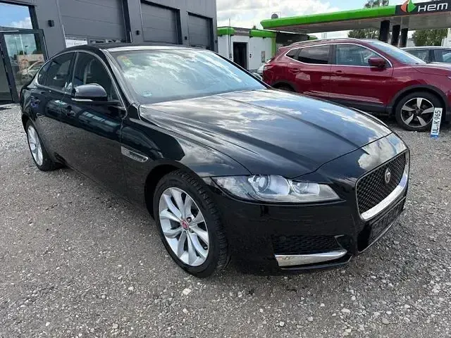 Gebraucht Jaguar XF Prestige 180 PS (132 kW) 2018 Santorini black (metallic) Limousine