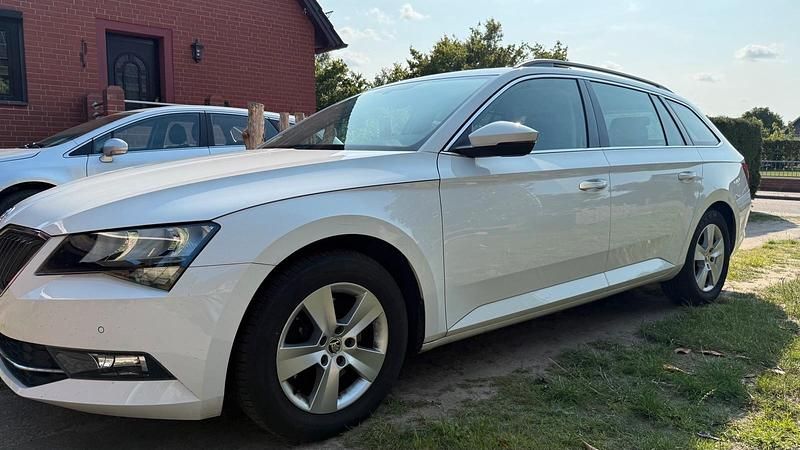 Weiß Gebraucht 2017 Skoda Superb Ambition Kombi | 14.000 € (Guter Preis) - Bild 1/4