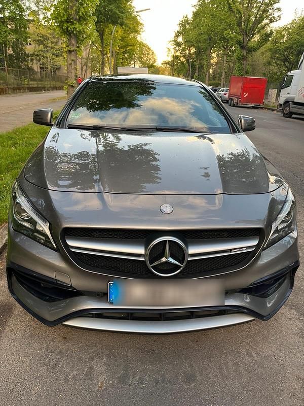 Grau Gebraucht 2017 Mercedes CLA45 AMG AMG Limousine | 26.500 € (Fairer Preis) - Bild 1/4