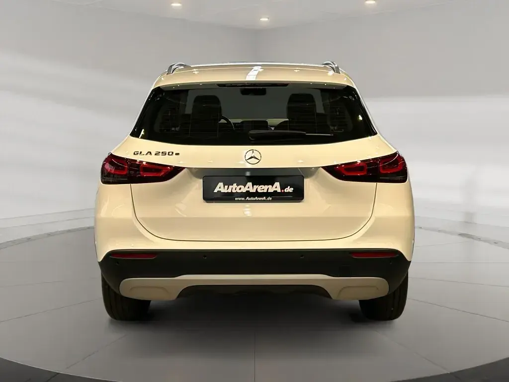 Second-hand Mercedes GLA250 Style 160 CP (117 kW) 2022 Alb SUV