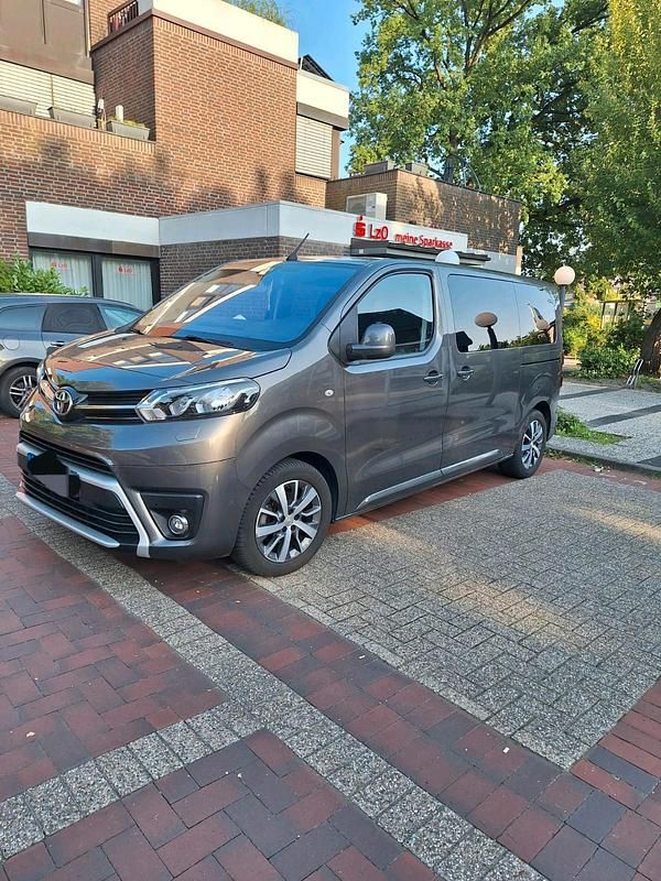 Grau Gebraucht 2022 Toyota Proace Van | 33.999 € - Bild 1/4