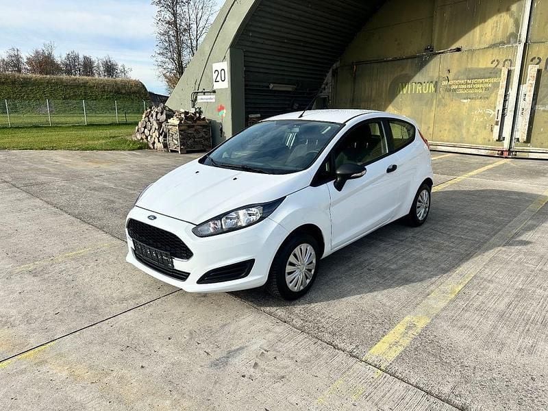 Gebraucht Ford Fiesta Ambiente 60 PS (44 kW) 2017 Weiß Kleinwagen